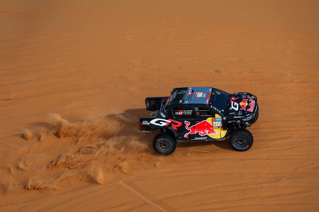 O brasileiro Lucas Moraes em ação: desafio são as dunas de Abu Dhabi (Red Bull Pool Content)