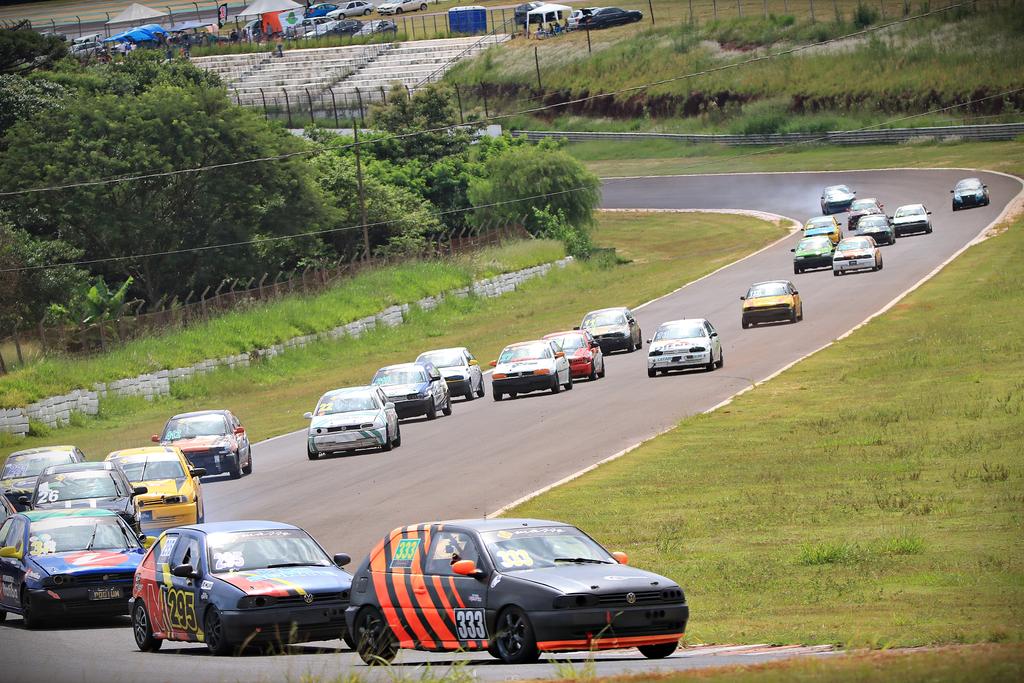 A primeira etapa levou 40 carros ao grid na pista de Cascavel (Dani Gomes/SiGCom)