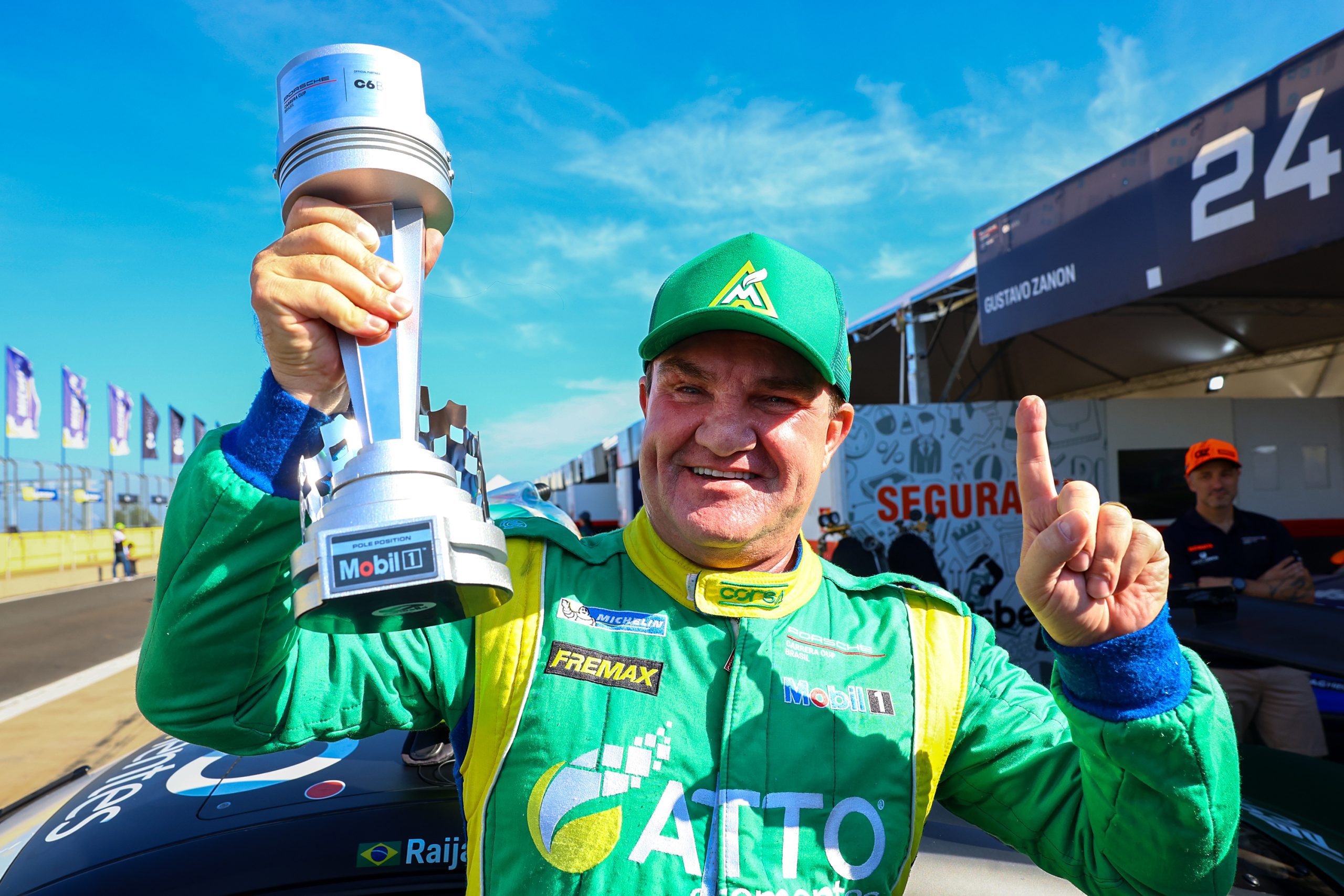 Raijan Mascarello recebe o troféu Mobil™ de pole position da Carrera Cup Carsten Horst