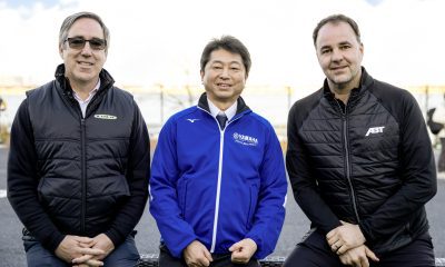 A imagem mostra Mark Preston (Diretor de Motorsport da Lola), Heiji Maruyama e Thomas Biermaier (da esquerda para a direita).