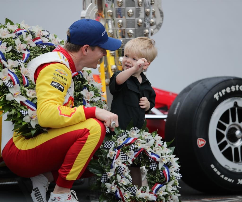 Josef Newgarden e seu filho Kota, após vencer a Indy 500. Foto/ Reprodução: Matt Fraver/ IndyCar