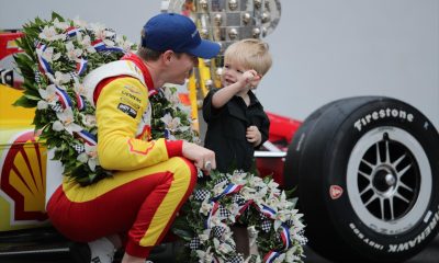 Josef Newgarden e seu filho Kota, após vencer a Indy 500. Foto/ Reprodução: Matt Fraver/ IndyCar