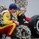 Josef Newgarden e seu filho Kota, após vencer a Indy 500. Foto/ Reprodução: Matt Fraver/ IndyCar