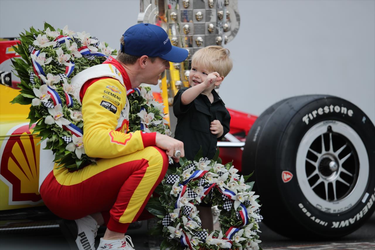 Josef Newgarden e seu filho Kota, após vencer a Indy 500. Foto/ Reprodução: Matt Fraver/ IndyCar