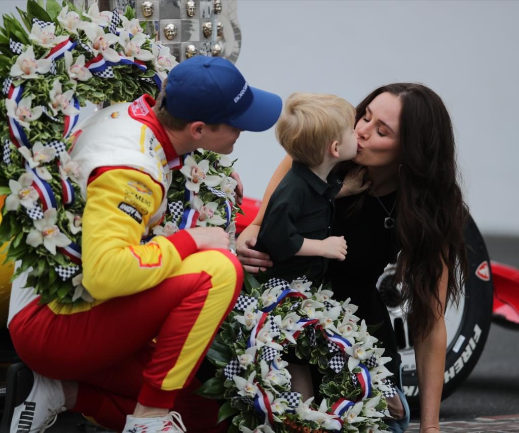 Josef Newgarden e sua família após a conquista da Indy 500. Foto/ Reprodução: Matt Fraver/ IndyCar