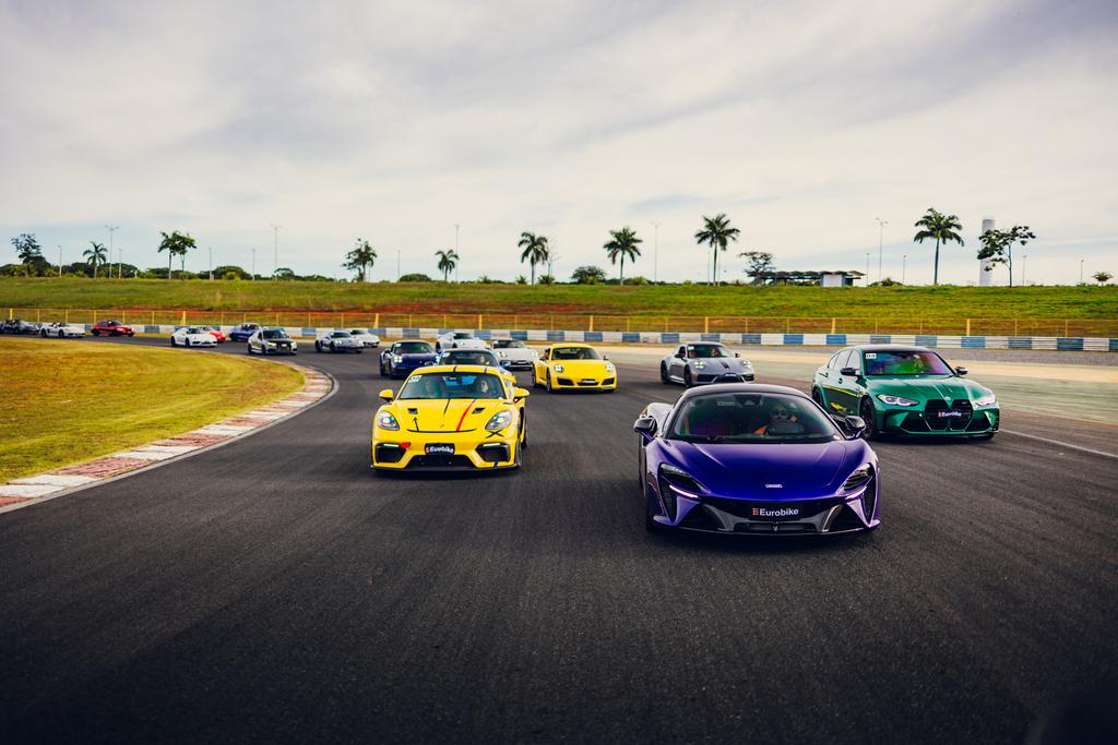 Carros do Eurobike Training Day durante a Parade Lap (Eurobike/Júnior Behrens)