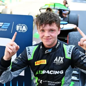 Taylor Barnard comemorando sua primeira vitória na F2. Foto/Reprodução: Getty Images/ Fórmula 2