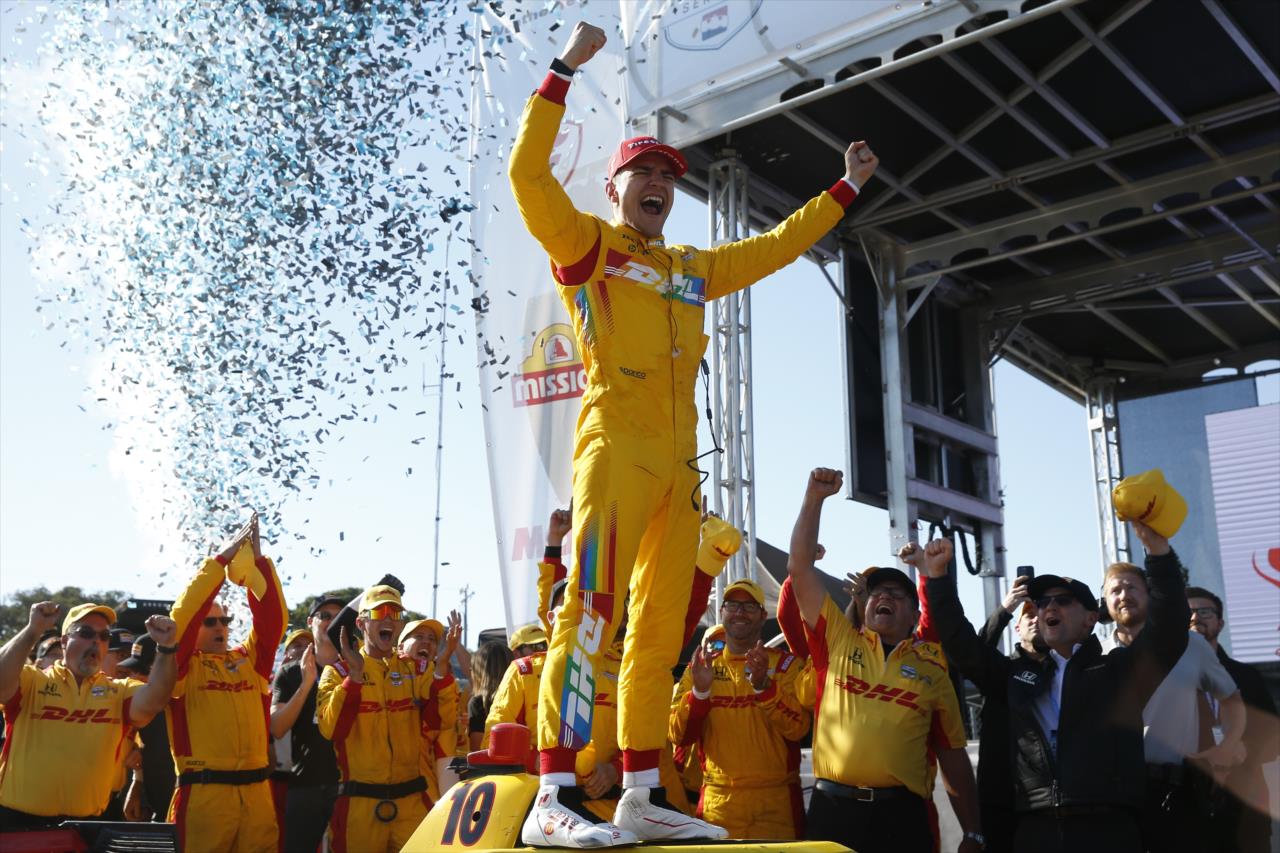 Alex Palou comemora vitória em Laguna Seca. Foto/Reprodução: Chris Jones/ IndyCar