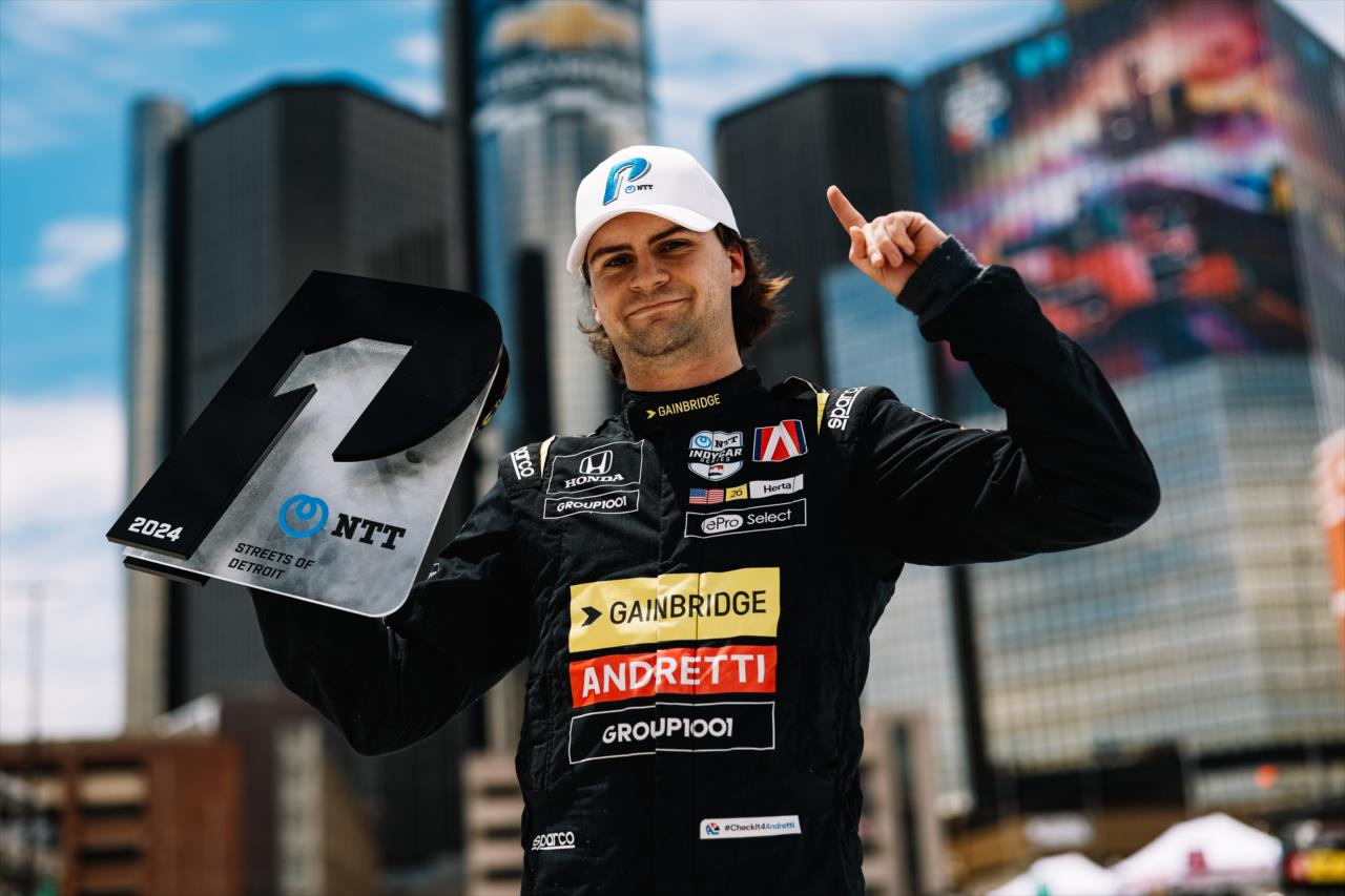 Colton Herta comemorando a pole em Detroit. Foto/ Reprodução: Joe Skibinski/ IndyCar