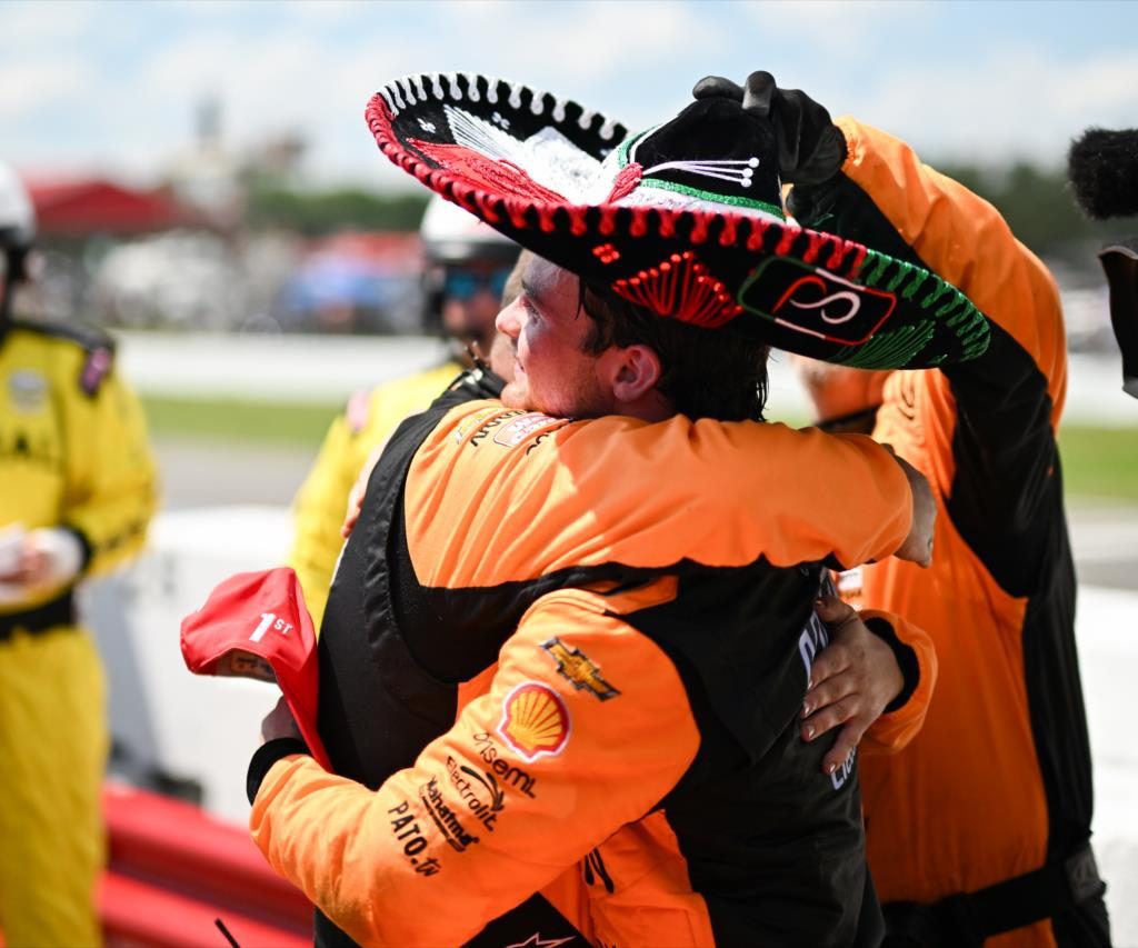 Pato e equipe comemorando o resultado em Iowa. Foto/Reprodução: James Black/ IndyCar