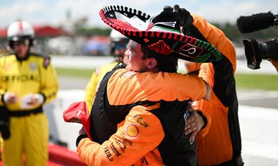 Pato e equipe comemorando o resultado em Iowa. Foto/Reprodução: James Black/ IndyCar