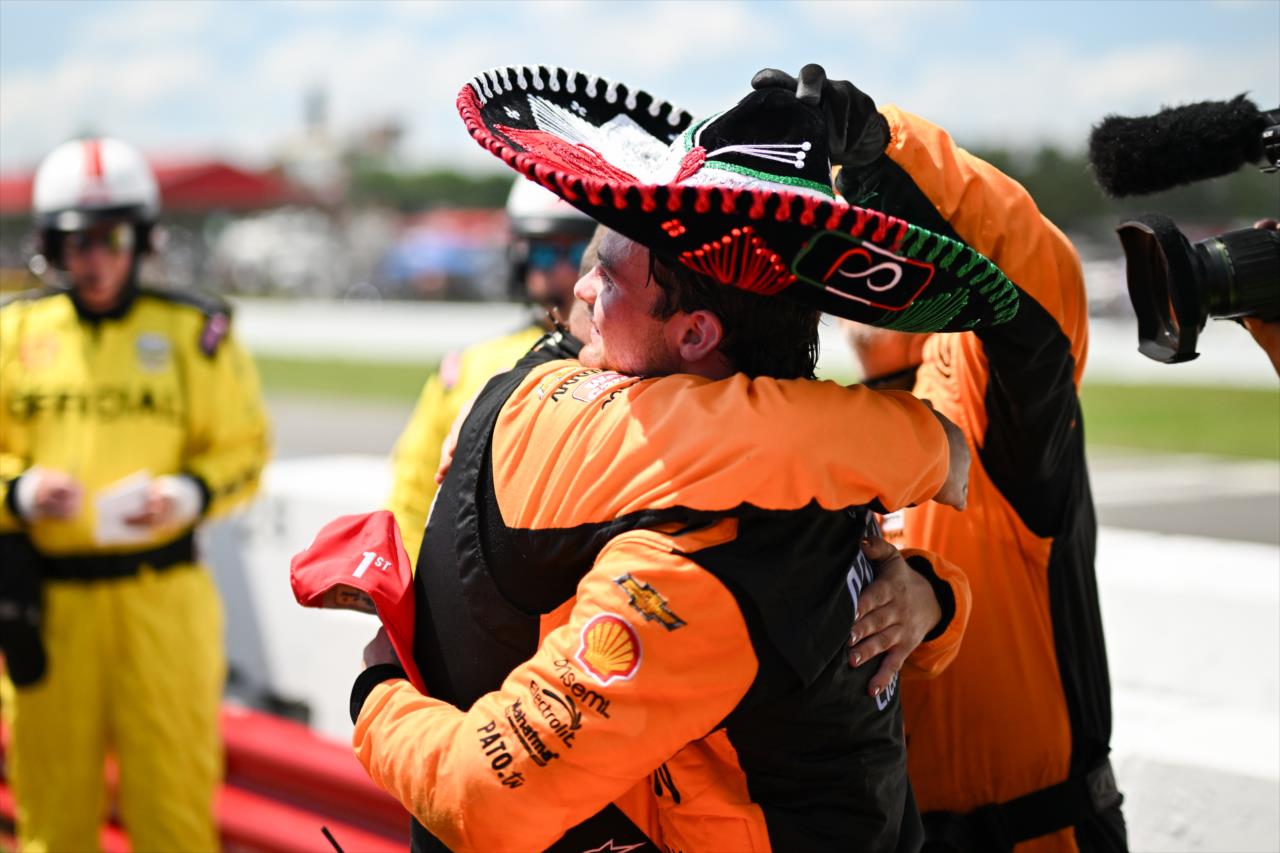 Pato e equipe comemorando o resultado em Iowa. Foto/Reprodução: James Black/ IndyCar