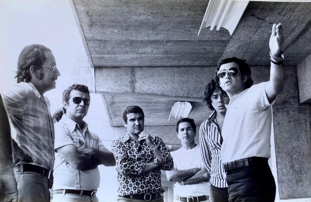 José Carlos Pace (à dir.) em visita ao autódromo de Goiânia, em construção(Fernando Campos/Acervo pessoal)