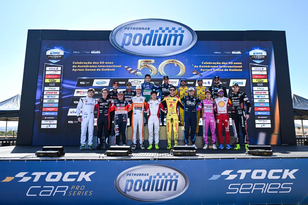 Foto histórica com vencedores da Stock Pro, Stock Series e Fórmula 4 em Goiânia (Duda Bairros/Stock Car)