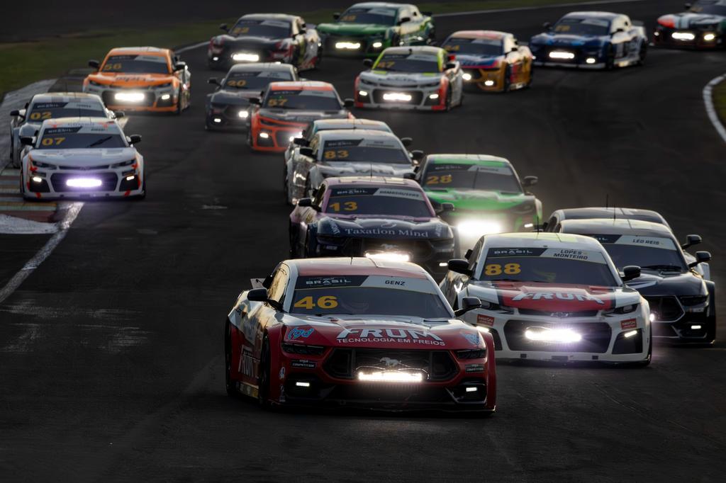 Na corrida 2, com largada ao anoitecer, os carros receberão faróis de led (Luciano Santos / SiGCom)