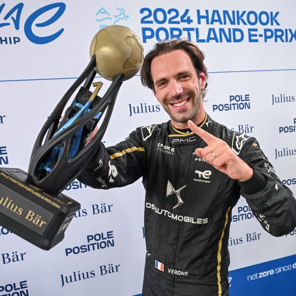 Jean-Éric Vergne comemora a pole na segunda corrida em Portland. Foto/Reprodução: Sam Bagnall/ Fórmula E