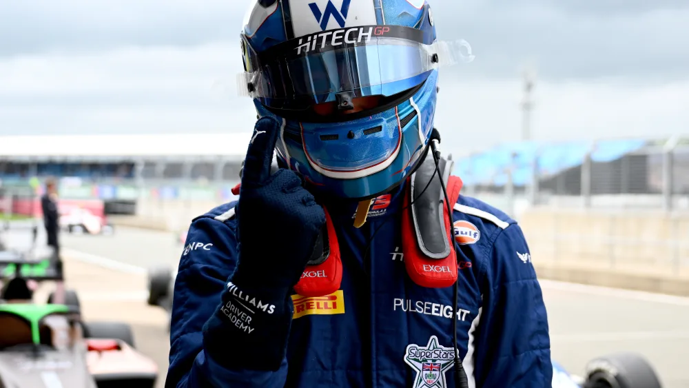 Luke Browning pole position em casa.