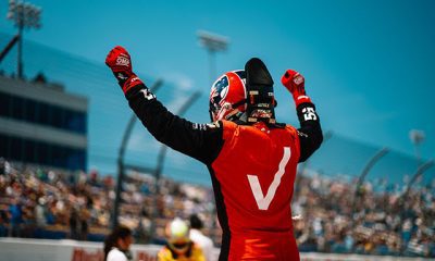 Will Power comemorando sua vitória em circuito oval. Foto/Reprodução: Joe Skibinski/ IndyCar