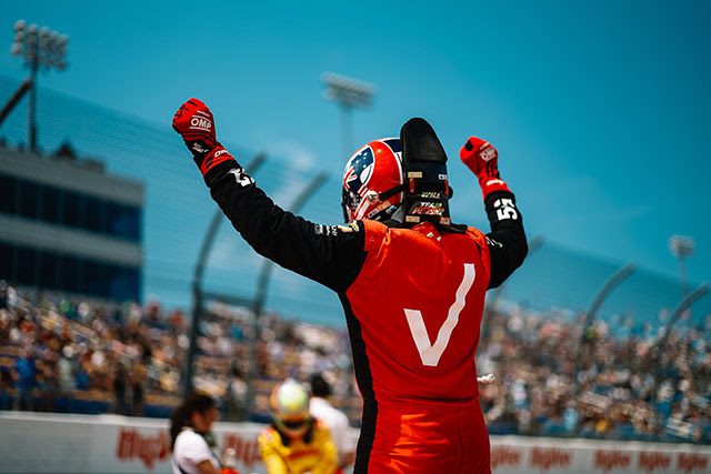 Will Power comemorando sua vitória em circuito oval. Foto/Reprodução: Joe Skibinski/ IndyCar