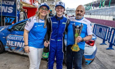 Com o troféu do primeiro pódio e Adriana, mãe de Victor, na segunda etapa (Ricardo Saibro)