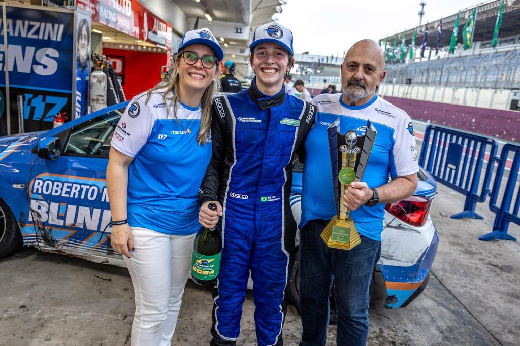 Com o troféu do primeiro pódio e Adriana, mãe de Victor, na segunda etapa (Ricardo Saibro)
