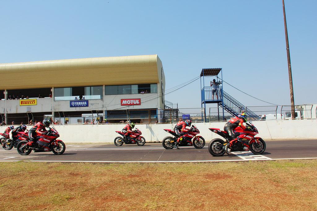 Largada da primeira corrida da quarta etapa do MOTO1000GP (MOTO1000GP/Grelak Comunicação)