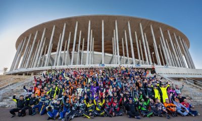 Pilotos e navegadores posaram para foto aos pés da Arena BRB Mané Garrincha (Gabriel Heusi/Sertões)