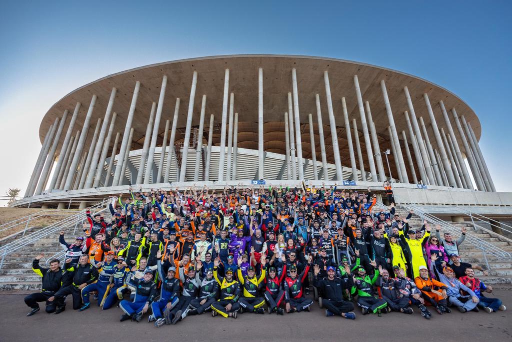 Pilotos e navegadores posaram para foto aos pés da Arena BRB Mané Garrincha (Gabriel Heusi/Sertões)