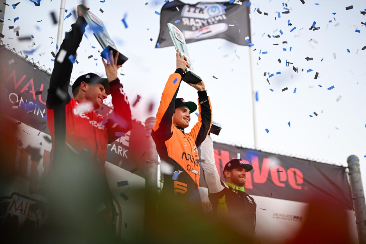 Pódio da corrida 1 em Milwaukee. Foto/ Reprodução: James Black/IndyCar