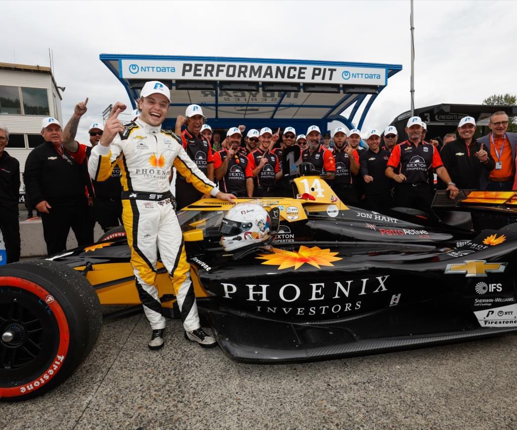 Santino Ferrucci comemora a pole em Portland, a primeira de sua carreira. Foto/Reprodução: Joe Skibinski/ IndyCar