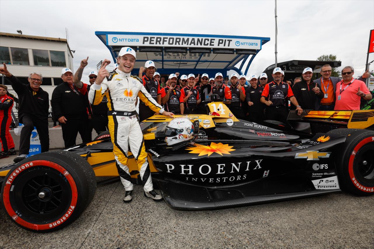 Santino Ferrucci comemora a pole em Portland, a primeira de sua carreira. Foto/Reprodução: Joe Skibinski/ IndyCar