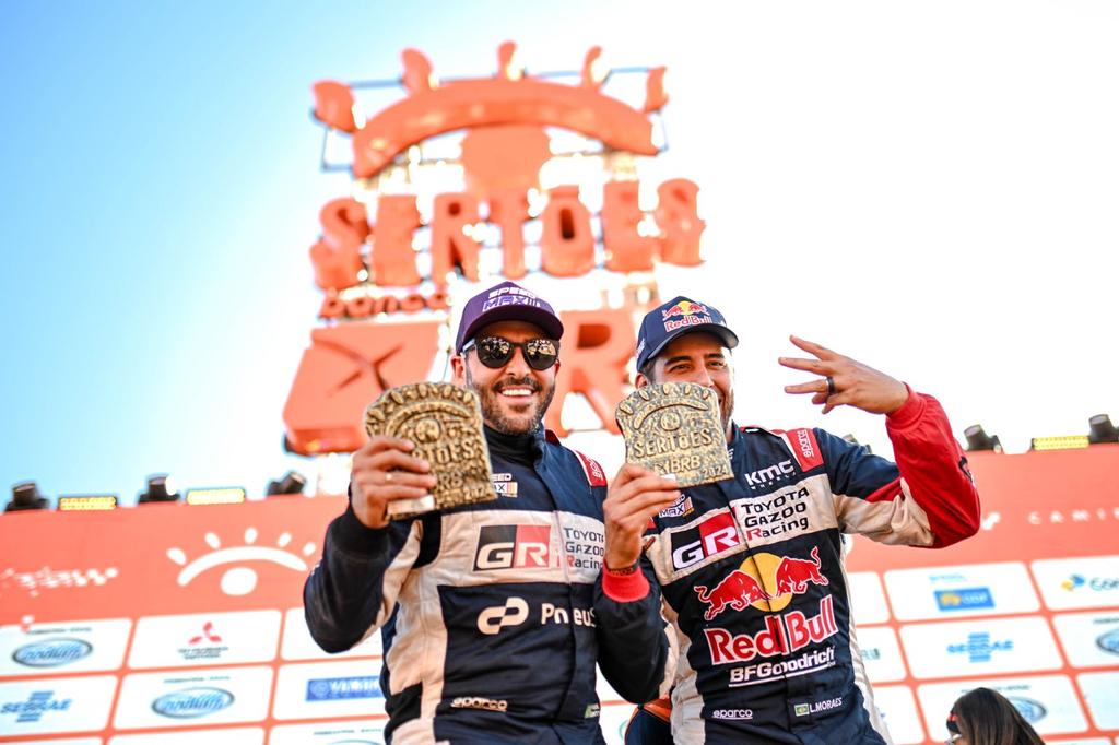 Festa dos campeões nos carros Lucas Moraes e Kaíque Bentivoglio (Duda Bairros/Sertões)