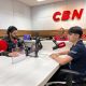 João Guimarães no estúdio da rádio CBN Campina Grande (PB) (Divulgação)
