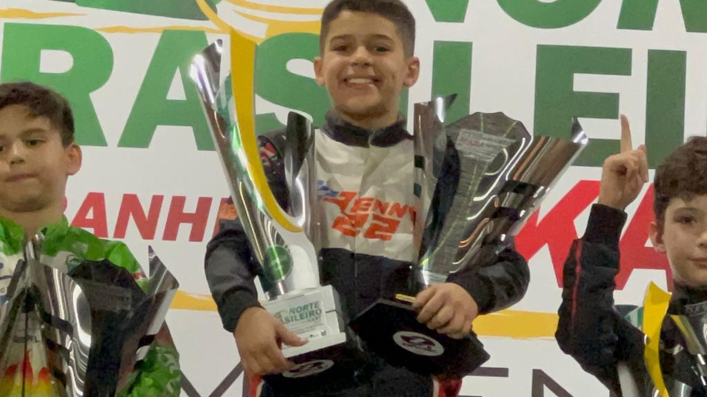 Benny Abdalla com os troféus de campeão no Norte-Brasileiro e do Maranhense (Arquivo do piloto)
