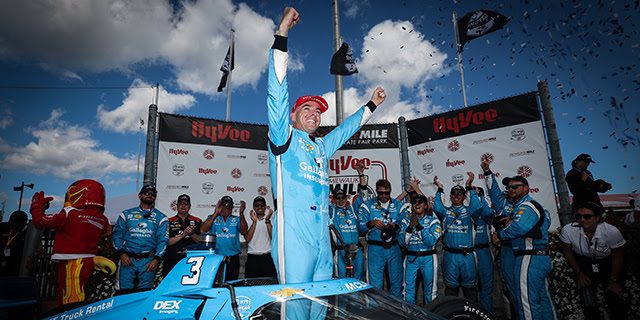 Scott McLaughlin comemora triunfo na segunda corrida do fim de semana em Milwaukee. Foto/;Reprodução: IndyCar