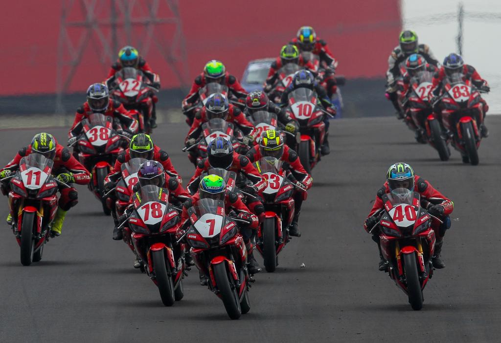 Largada da Motul 300V Cup no Autódromo Zilmar Beux de Cascavel (MOTO1000GP/Grelak Comunicação)