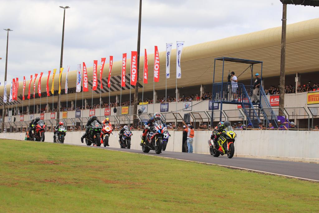 Largada da GP1000 neste domingo (20) (MOTO1000GP/Grelak Comunicação)