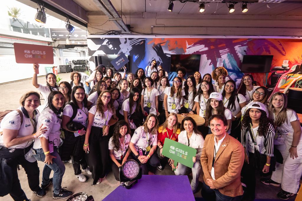 2023: Aurelia Nobels, Giovanni Guerra e Fabiana Eclestone no box da Mercedes (Victor Eleutério/CFA)