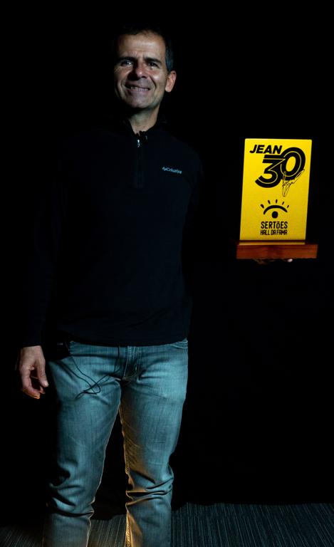 Jean recebeu um troféu especial pelos 30 anos e sua entrada no Hall da Fama (Fernando Calabron/Sertões