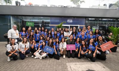 Estudantes com Fabiana Ecclestone e Giovanni Guerra (Duda Bairros/CFA)