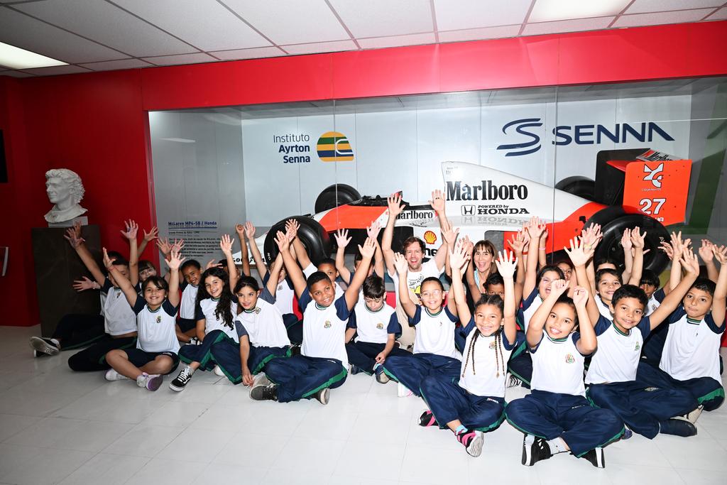 Sebatian Vettel e as crianças no Instituto Ayrton Senna (Divulgação/ RF1)
