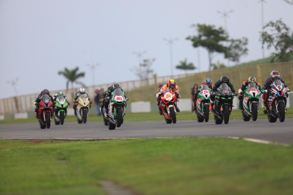 Largada na GP1000 no GP Pirelli, em Goiânia (GO) (MOTO1000GP/Grelak Comunicação)