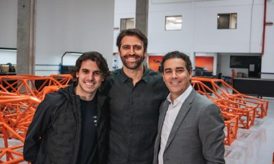 Enzo Bortoleto, Átila Abreu e Lincoln Oliveira na fábrica da Audacetech (Pedro Albertoni/Vicar)