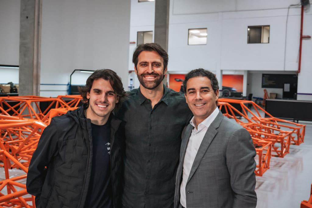 Enzo Bortoleto, Átila Abreu e Lincoln Oliveira na fábrica da Audacetech (Pedro Albertoni/Vicar)