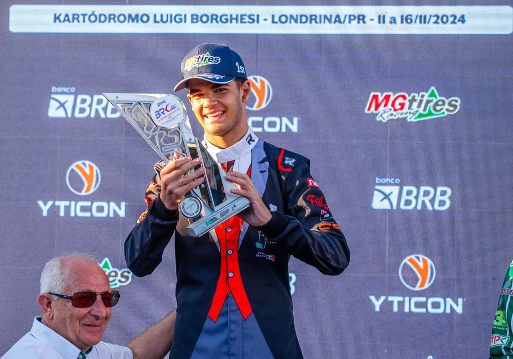 O piloto goiano recebeu seu troféu das mãos de Rubens Gatti, presidente da FPrA (Bruno Gorski)
