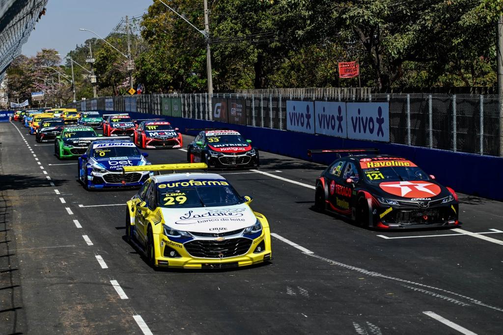 Chevrolet e Toyota: lado a lado, marcas faturaram dez vitórias cada, até agora (Duda Bairros/Stock Car)