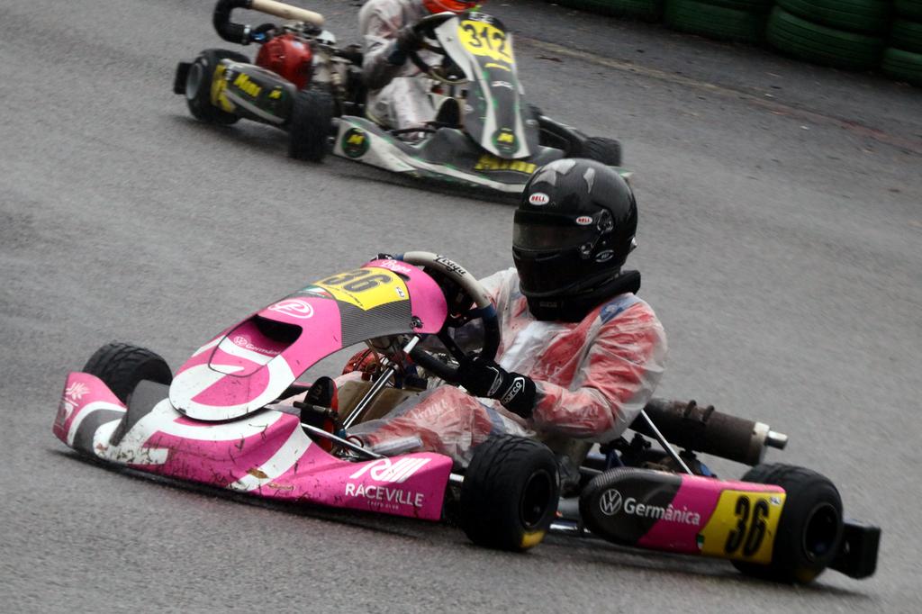 Manu Clauset pode se consagrar vice-campeão da F4 Júnior Rookie na V11 (Foto: Sandro Silveira)