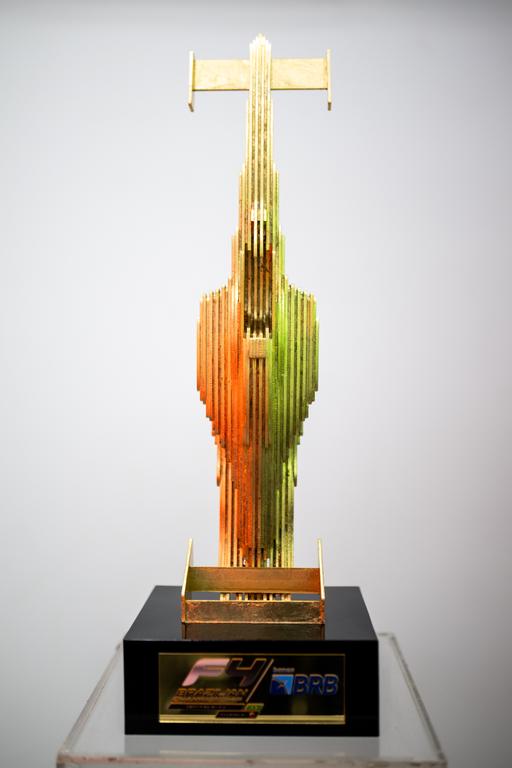 Troféu é inspirado no design e na velocidade do carro da Fórmula 4 (Duda Bairros/Vicar)