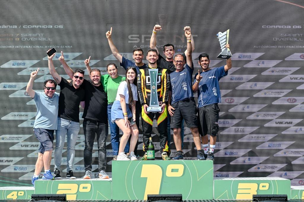 A festa de Rafa Reis e da Car Racing, campeões Sprint da Turismo Nacional (Duda Bairros/Vicar)