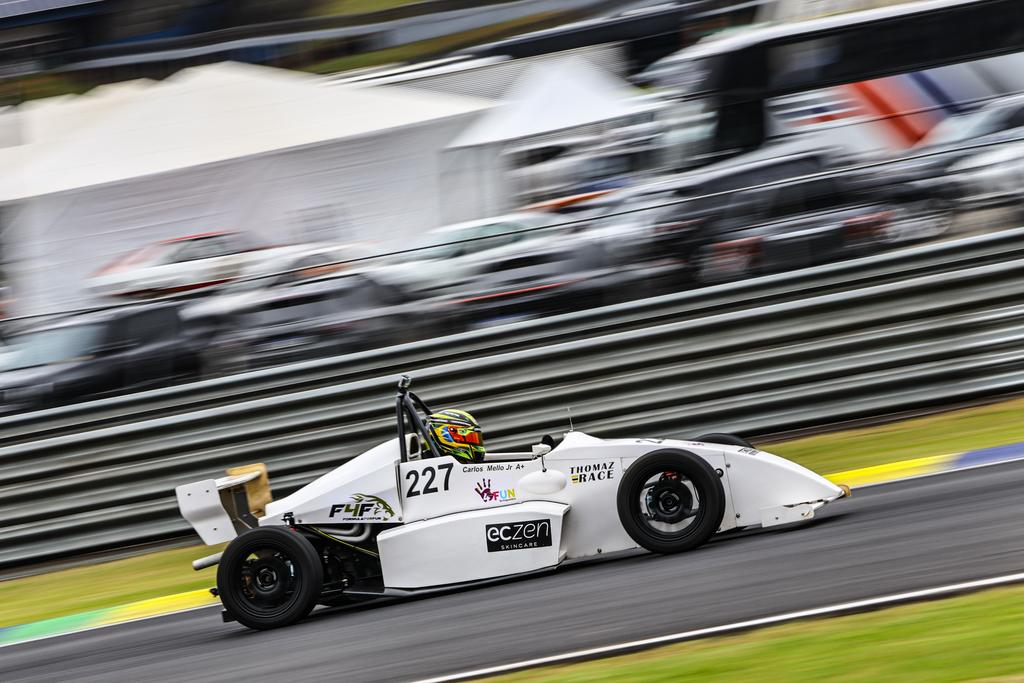 Carlos Mello Jr., piloto da F4F em ação em Interlagos (Divulgação / Humberto da Silva)